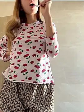 emma05 on StripChat