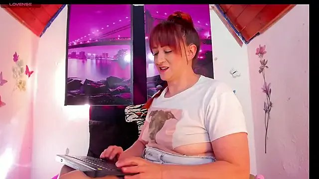 Hannaa32 on StripChat 