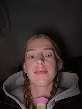 kira_mia on StripChat