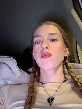 kira_mia on StripChat