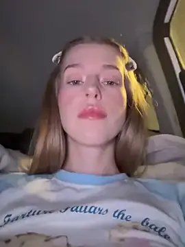 kira_mia on StripChat