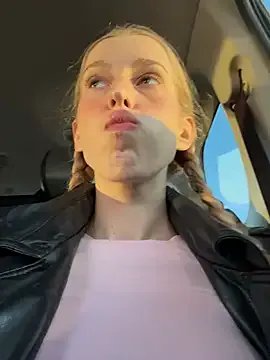 kira_mia from StripChat