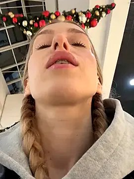 kira_mia on StripChat