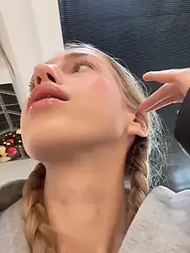 kira_mia on StripChat