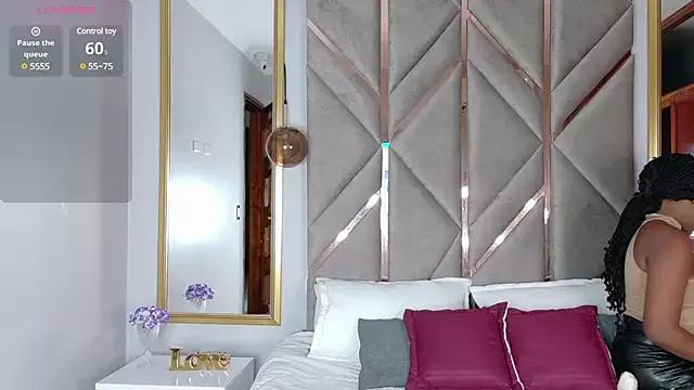 Naked Room Lola_King 