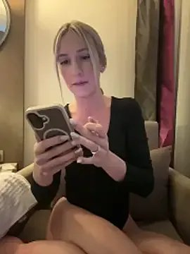 lola_tentatiion on StripChat