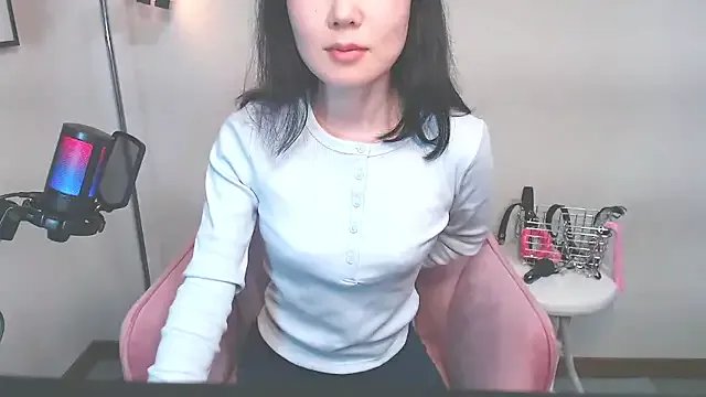 Miachan_01 on StripChat