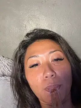 thai-dreamgirl on StripChat